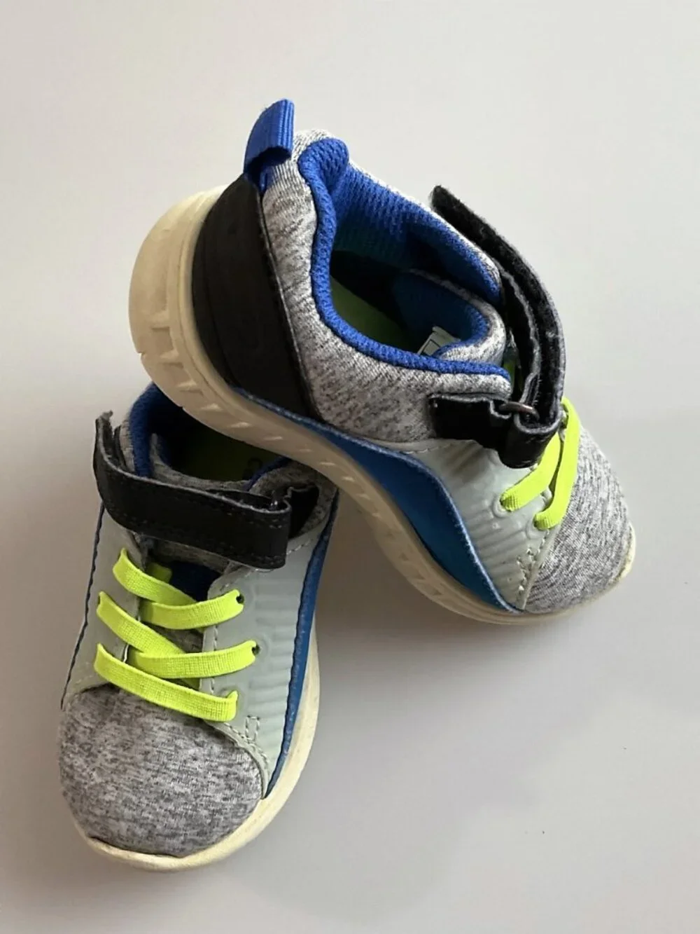 TODDLER SNEAKERS WITH HOOK AND LOOP CLOSURE